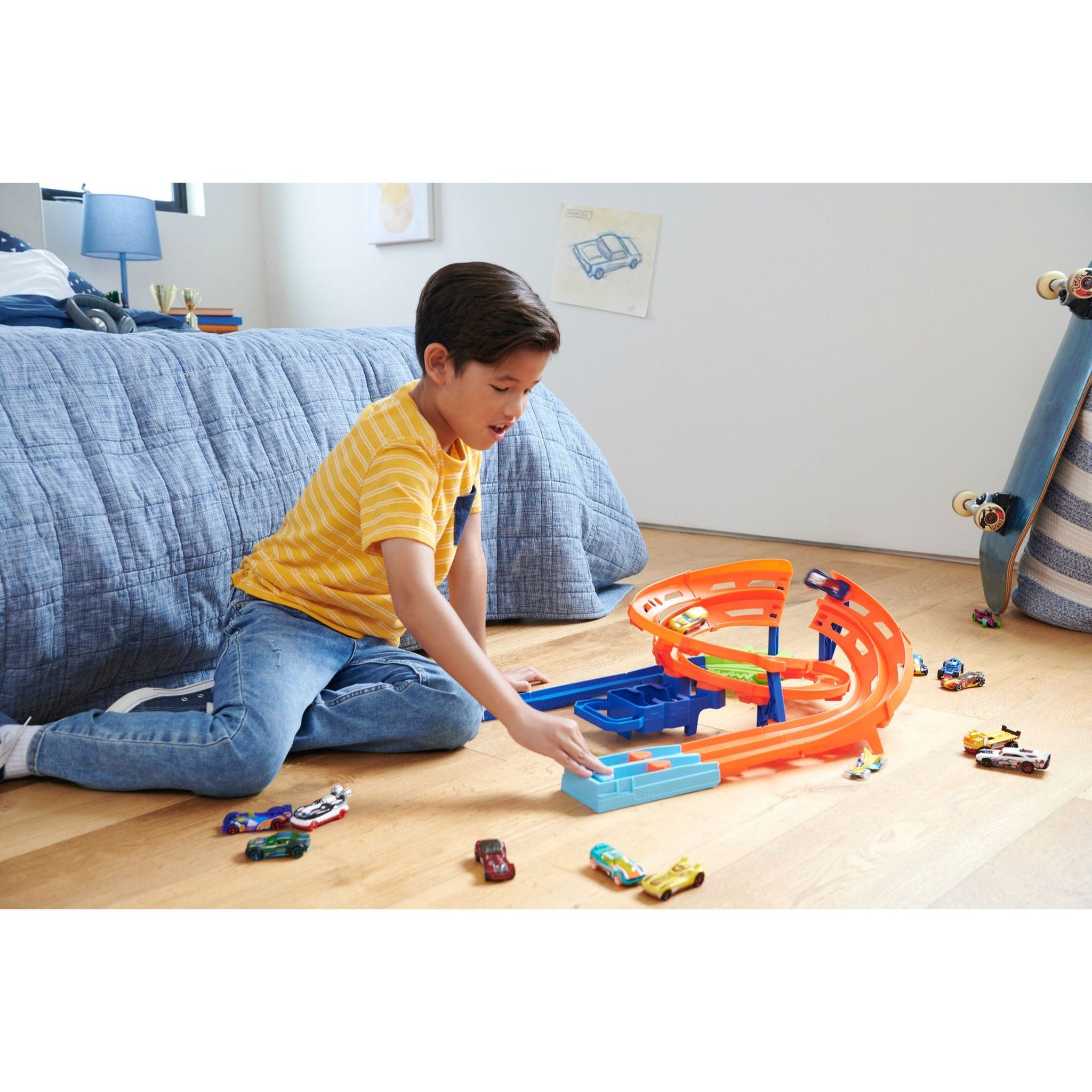 Hot Wheels Thrilling Whip - Around High - Speed Raceway for Young Enthusiasts