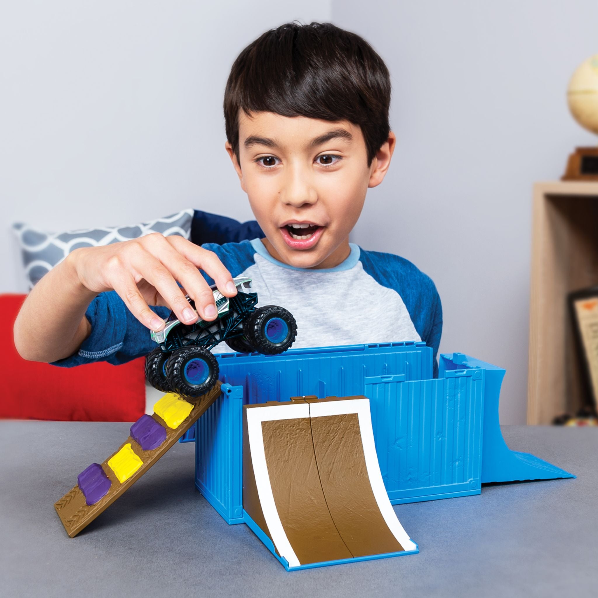 Exclusive Monster Jam Ship It & Flip It Foldable Playset for Kids