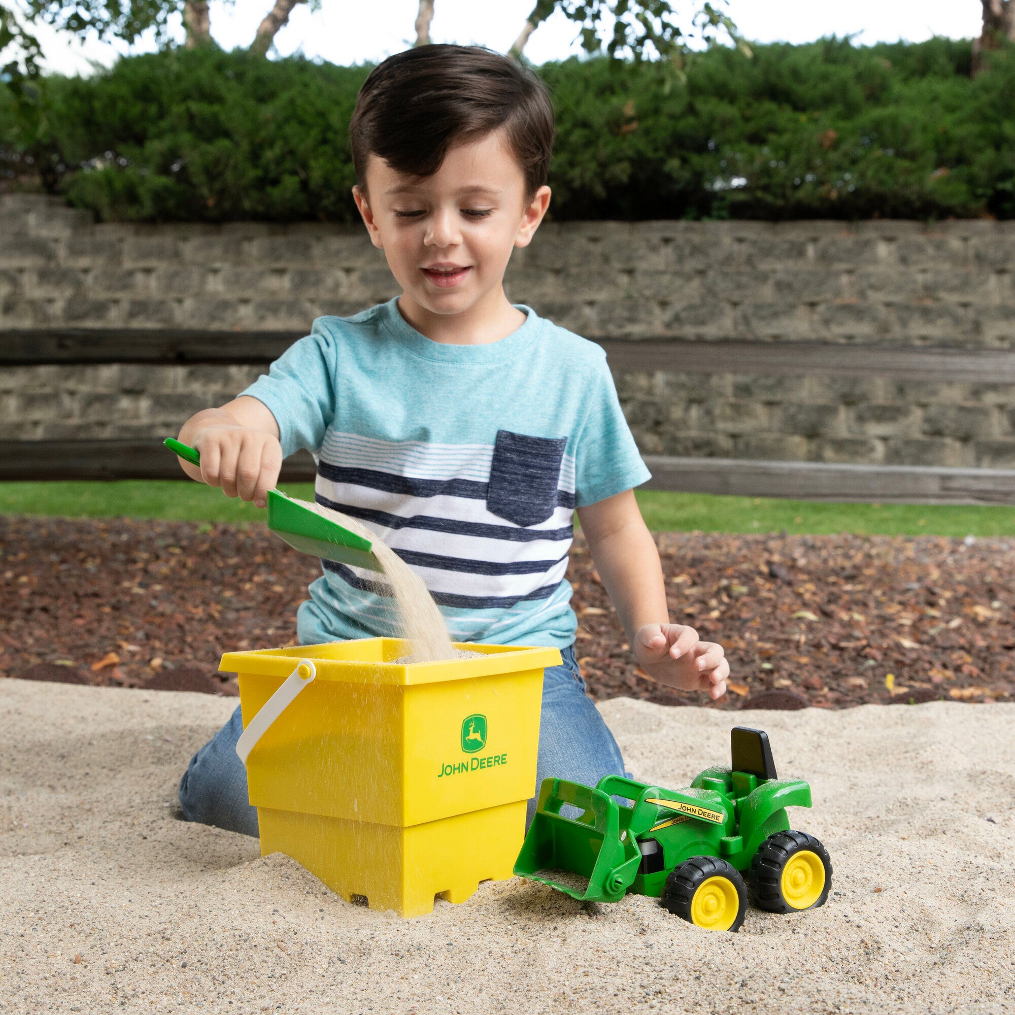 John Deere Sand Pit Fun Set: 15cm Yellow Bucket, Green Tractor & Shovel