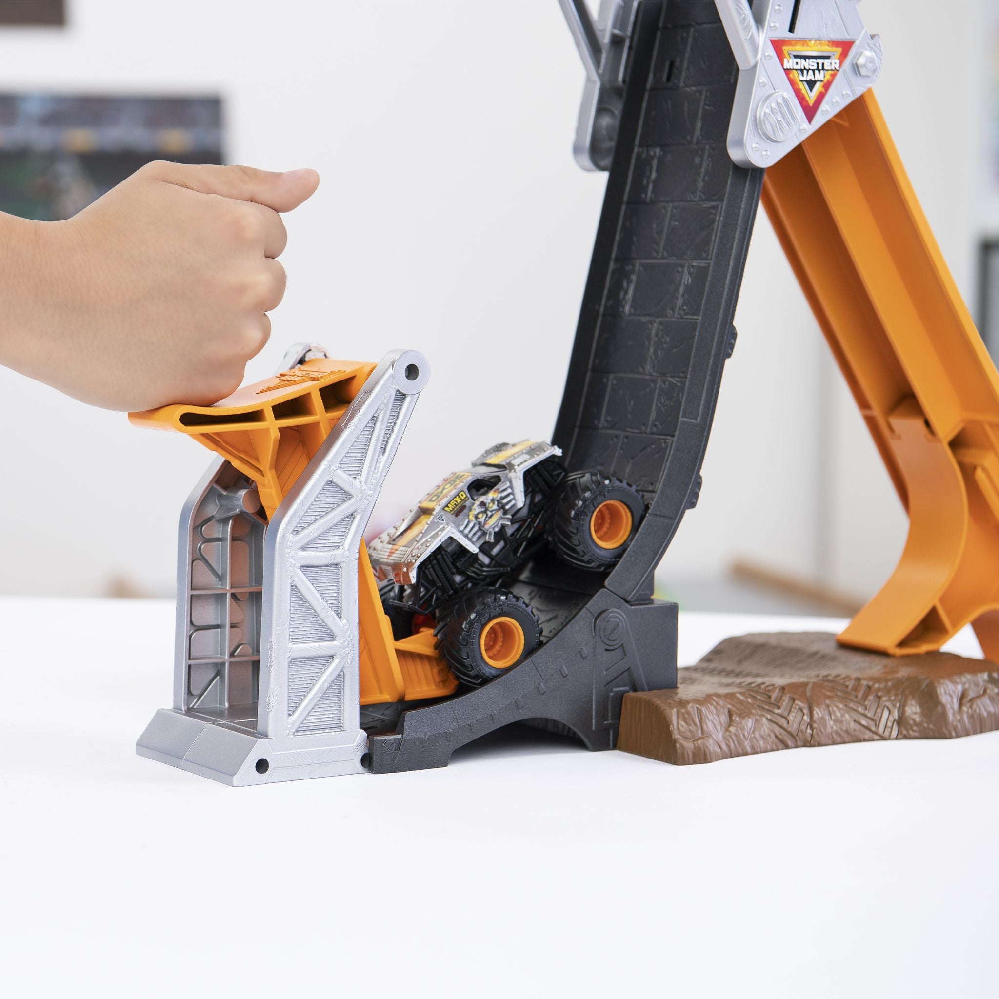 Monster Jam Max - D Break Free Playset: Exclusive 1:64 Scale for Epic Fun
