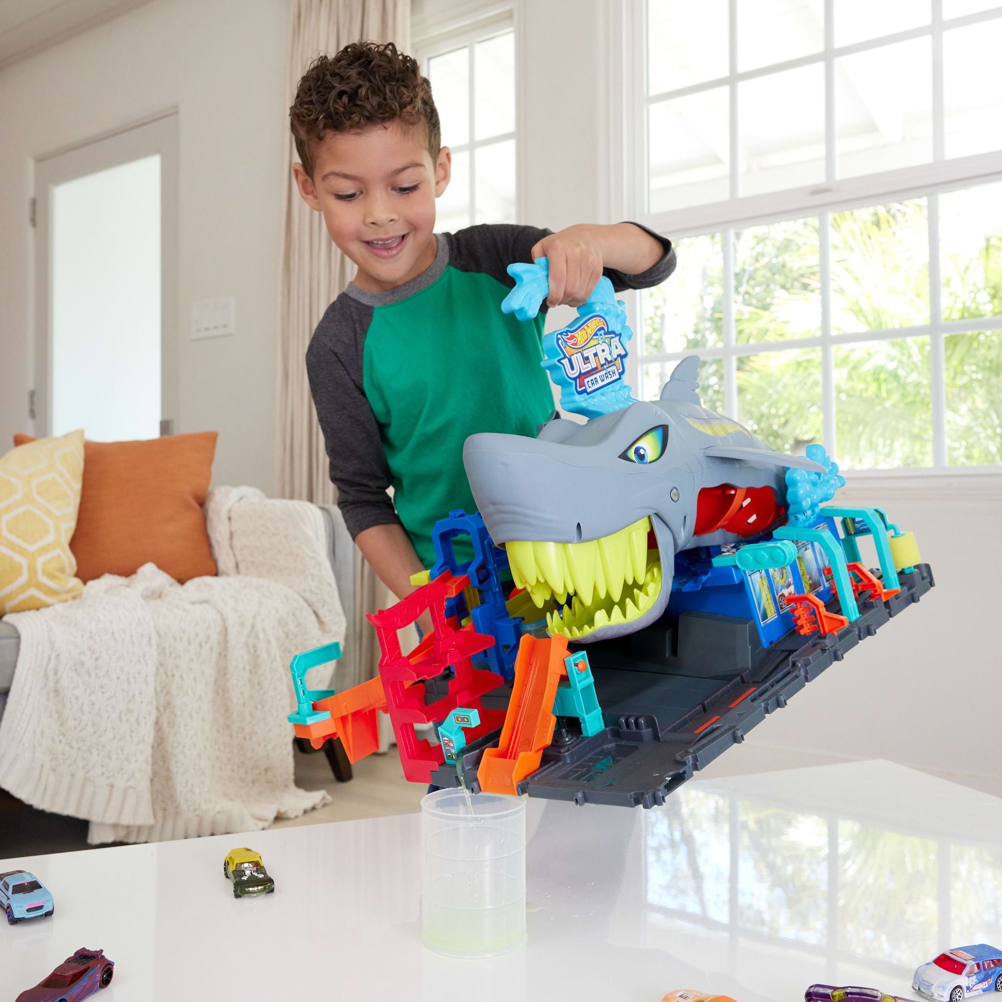 Hot Wheels Ultra Shark-themed Color-changing Car Wash Playset