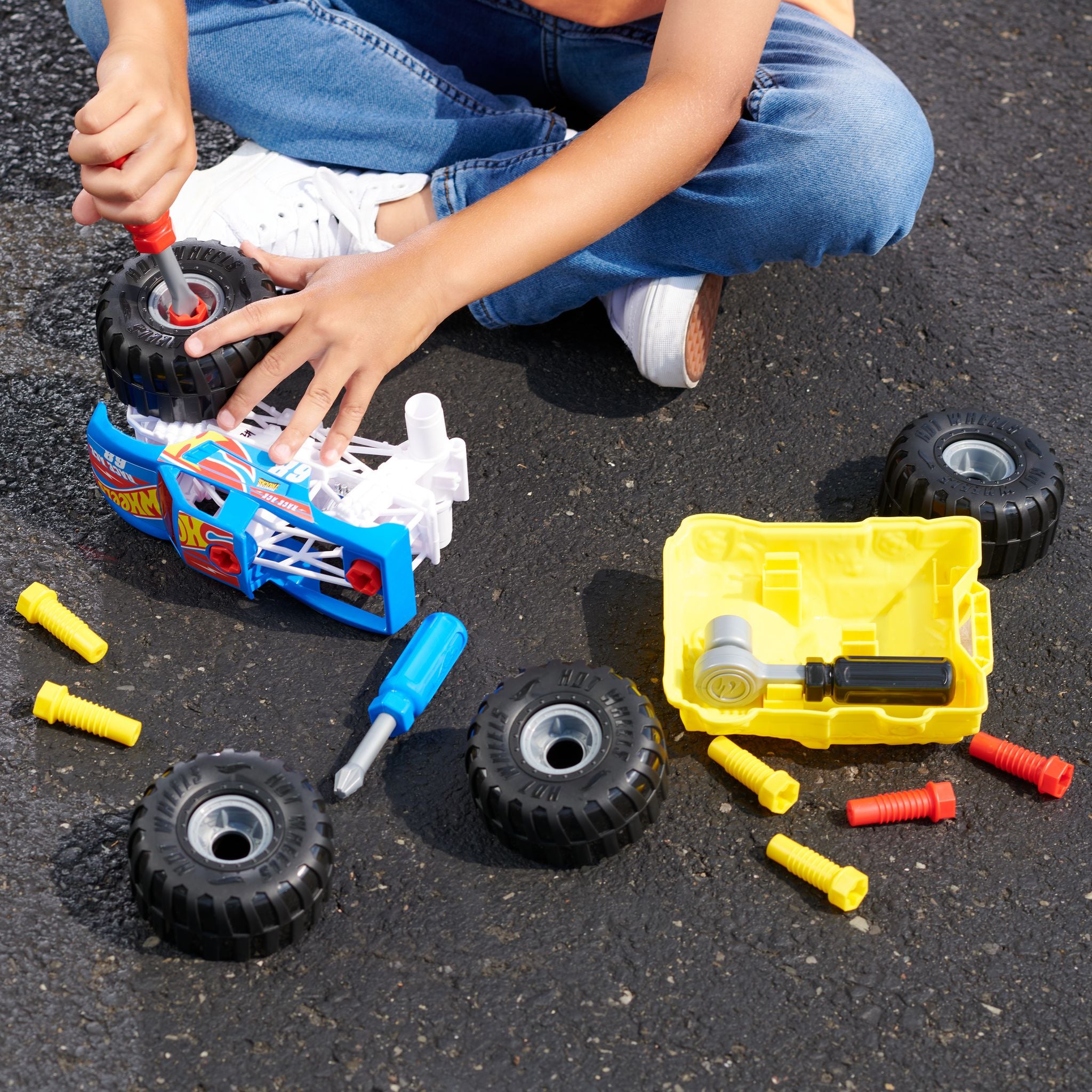 Hot Wheels Monster Trucks: Exclusive Ready-To-Race Monster Truck Building Set for Kids