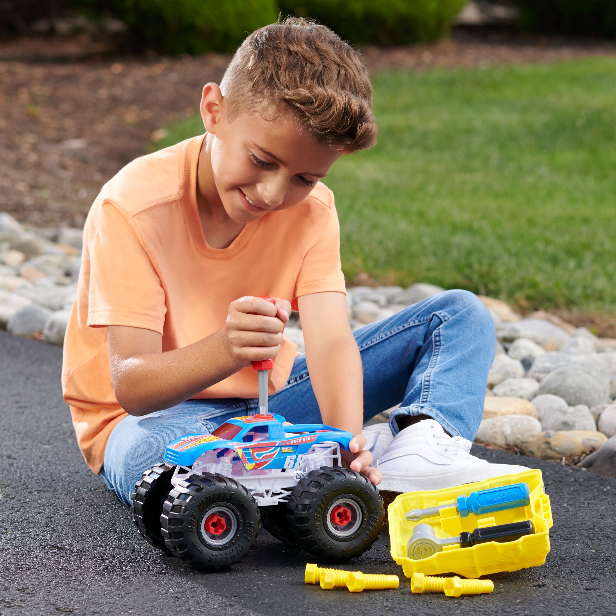 Hot Wheels Monster Trucks: Exclusive Ready-To-Race Monster Truck Building Set for Kids