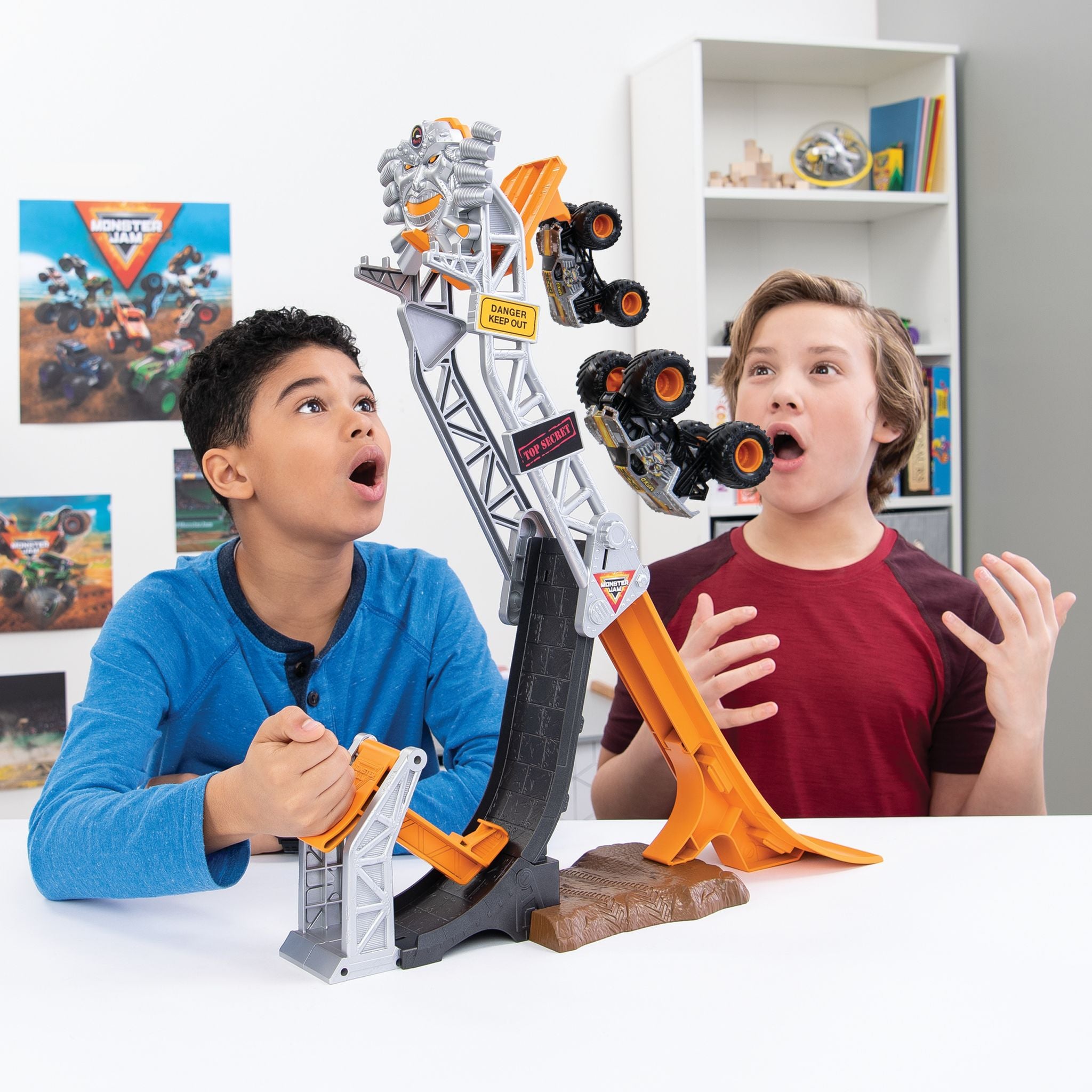 Monster Jam Max - D Break Free Playset: Exclusive 1:64 Scale for Epic Fun