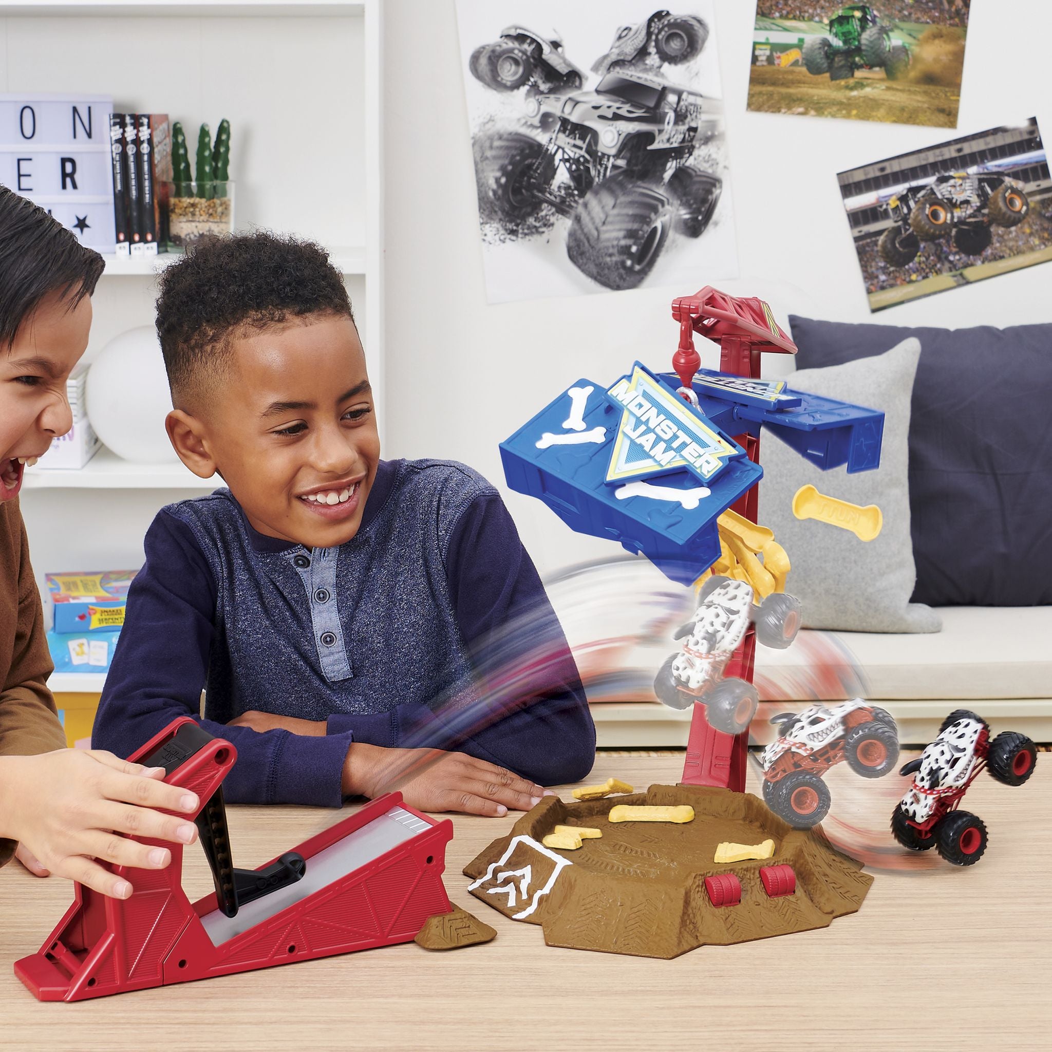 Monster Jam Monster Mutt Dalmatian Blastin' Bones - An Exclusive Action Playset