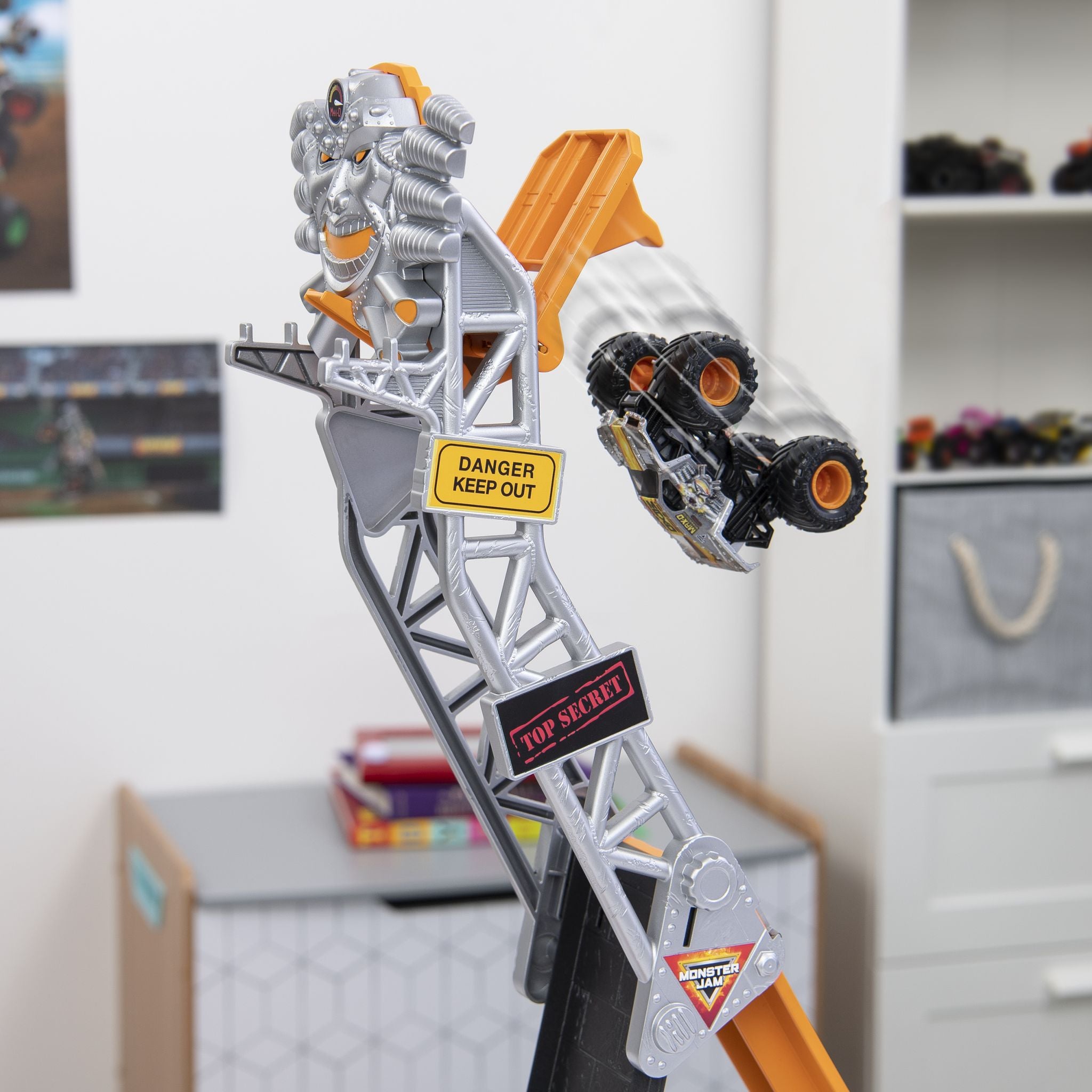 Monster Jam Max - D Break Free Playset: Exclusive 1:64 Scale for Epic Fun