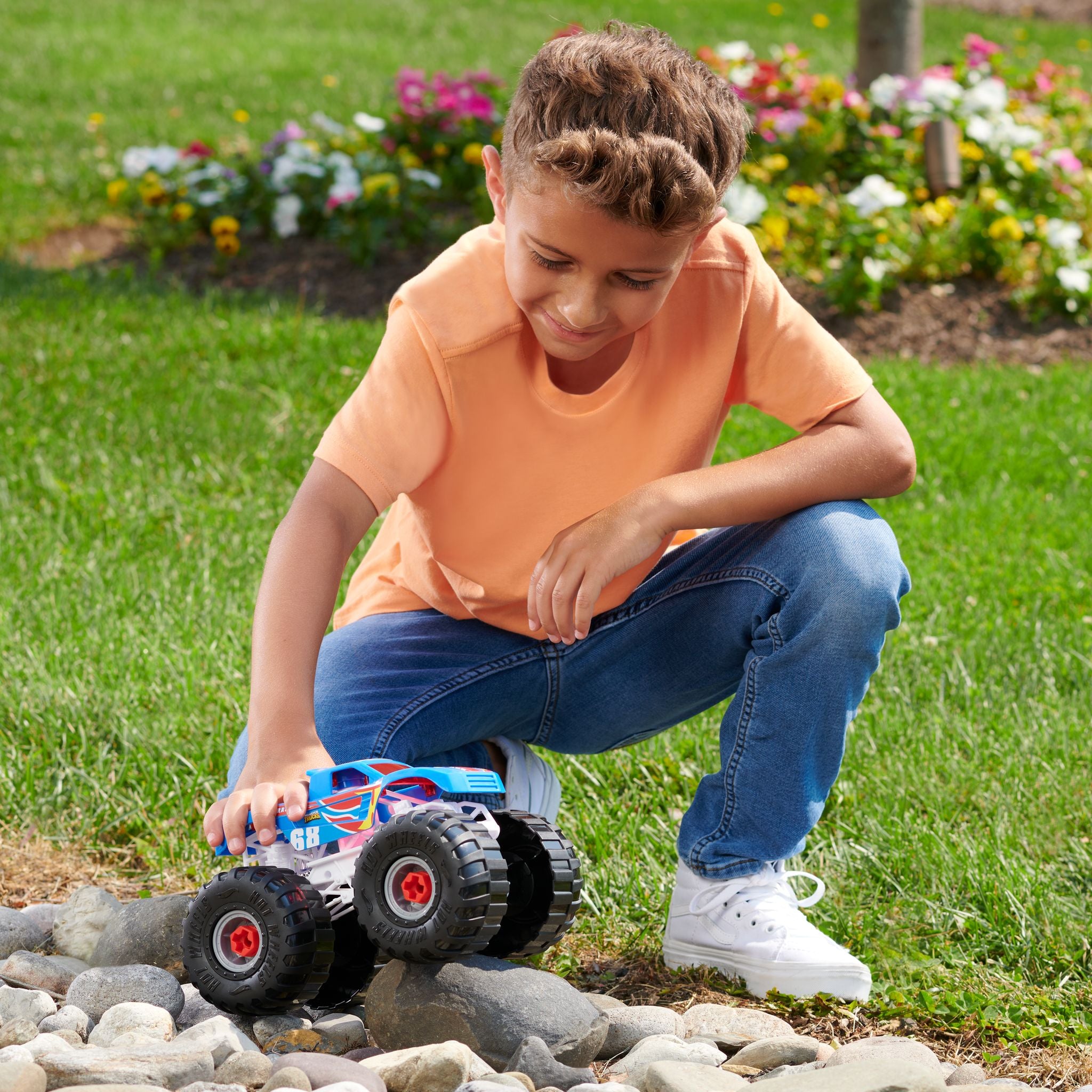 Hot Wheels Monster Trucks: Exclusive Ready-To-Race Monster Truck Building Set for Kids