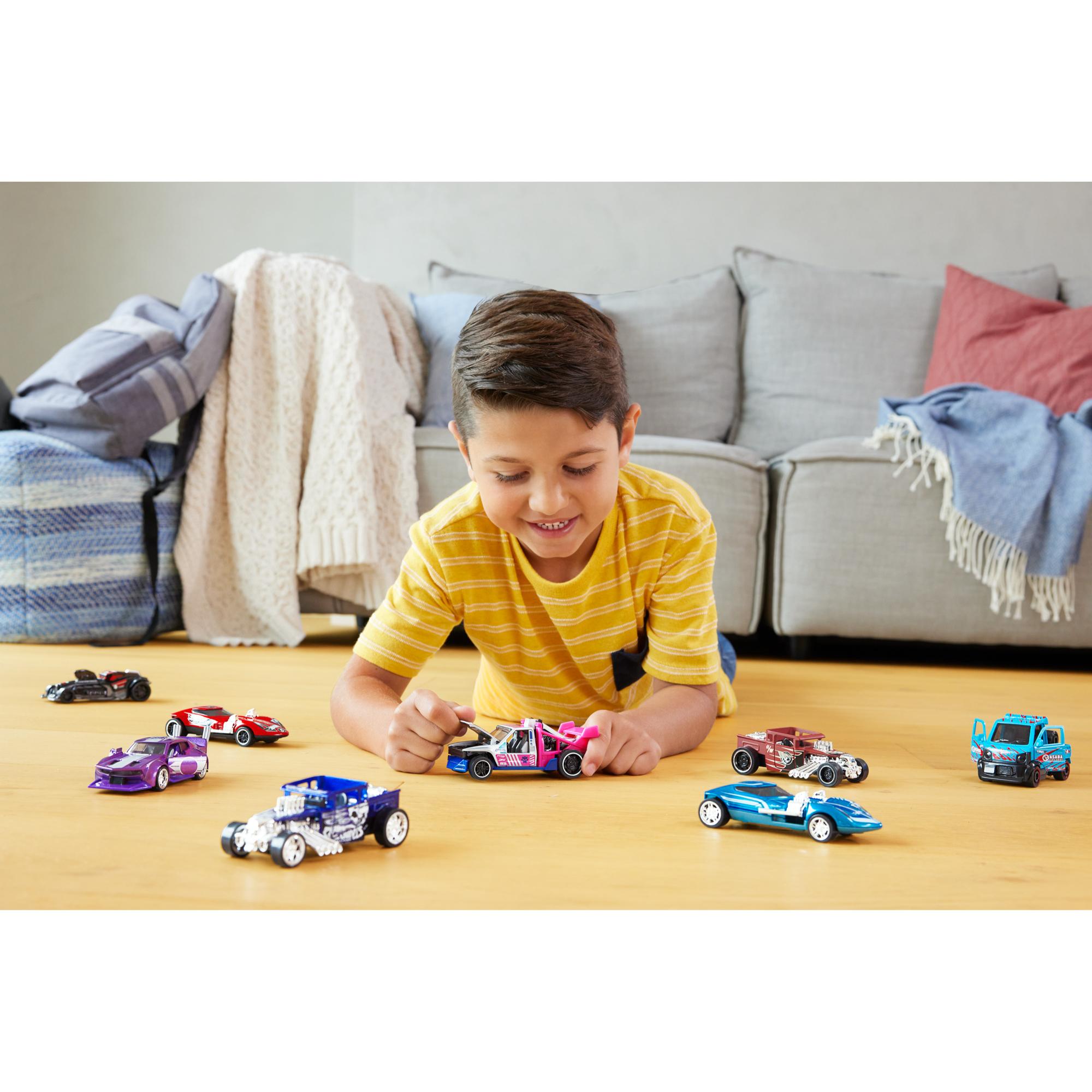 Hot Wheels 1:43 Scale Pull-Back Speeders - Assorted Cool Styles, Great Gift for Collectors and Kids