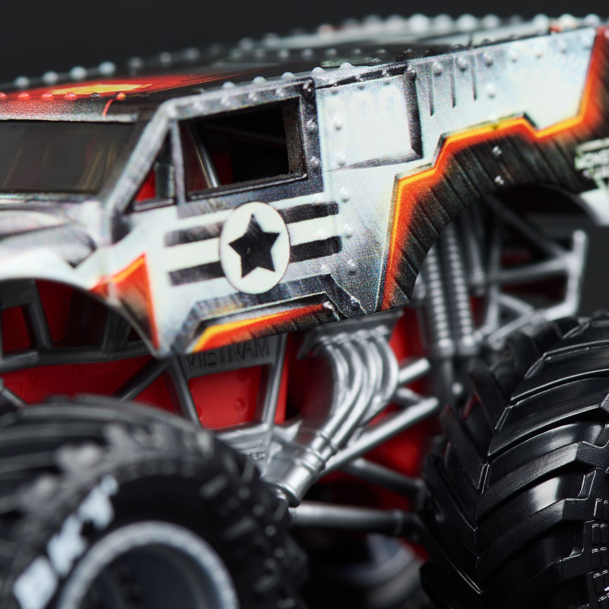 1:64 Scale Monster Jam Marvel 2 - Pack: Iron Man vs War Machine Die - Cast Trucks