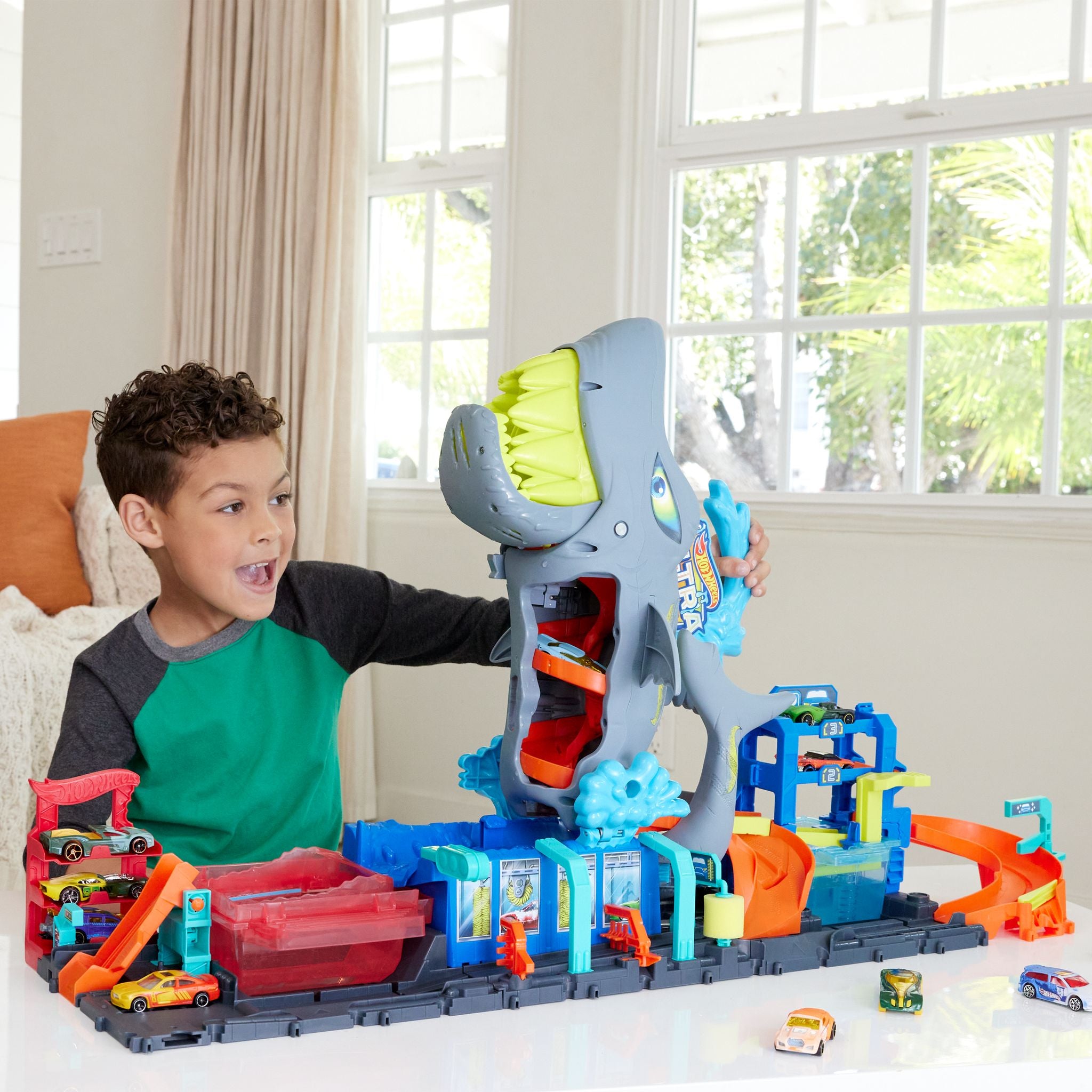 Hot Wheels Ultra Shark-themed Color-changing Car Wash Playset