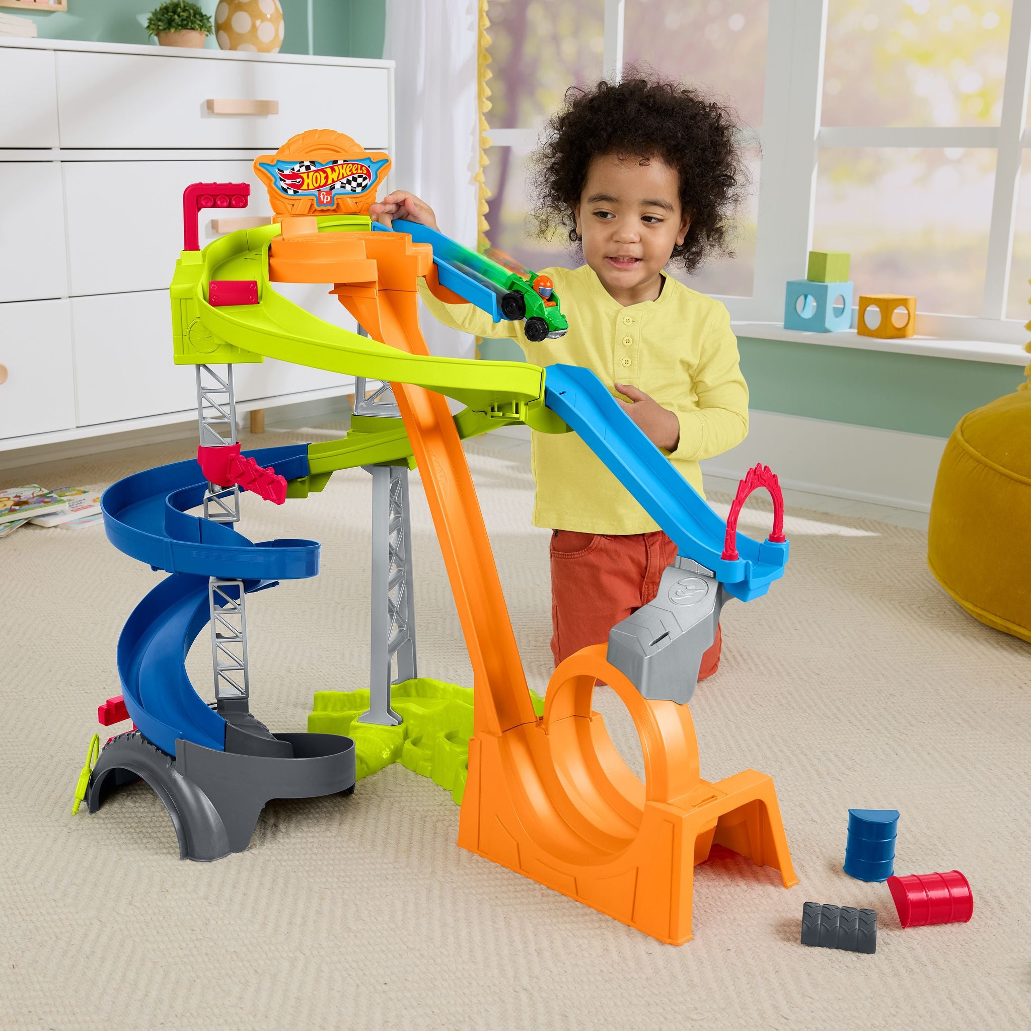 Fisher-Price Little People's Hot Wheels Spiral Stunt Speedway - Ideal for Toddler Racing Fun