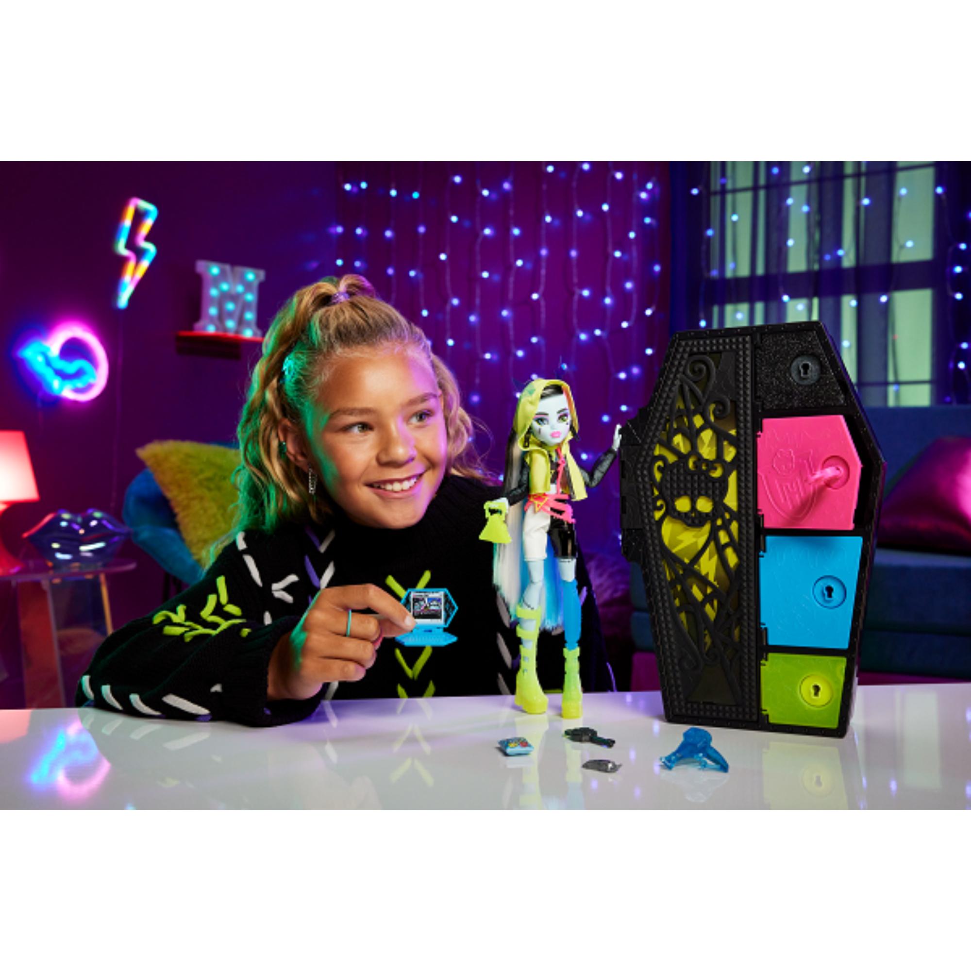 Monster High Skulltimate Secrets Neon Frights Fluorescent Frankie Doll Set