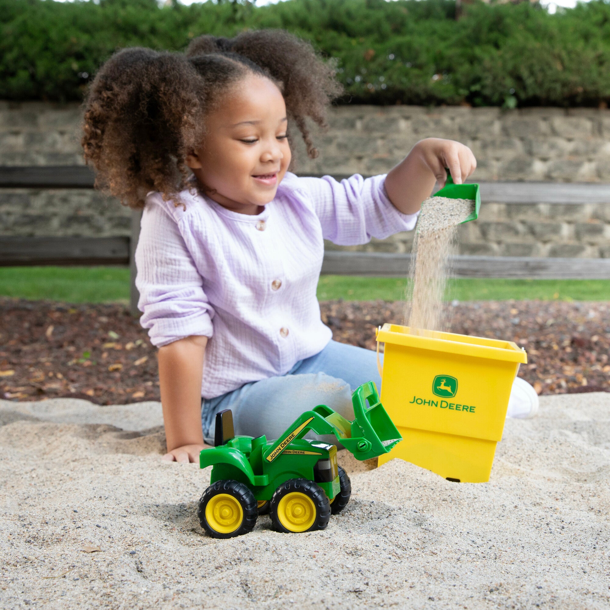 John Deere Sand Pit Fun Set: 15cm Yellow Bucket, Green Tractor & Shovel