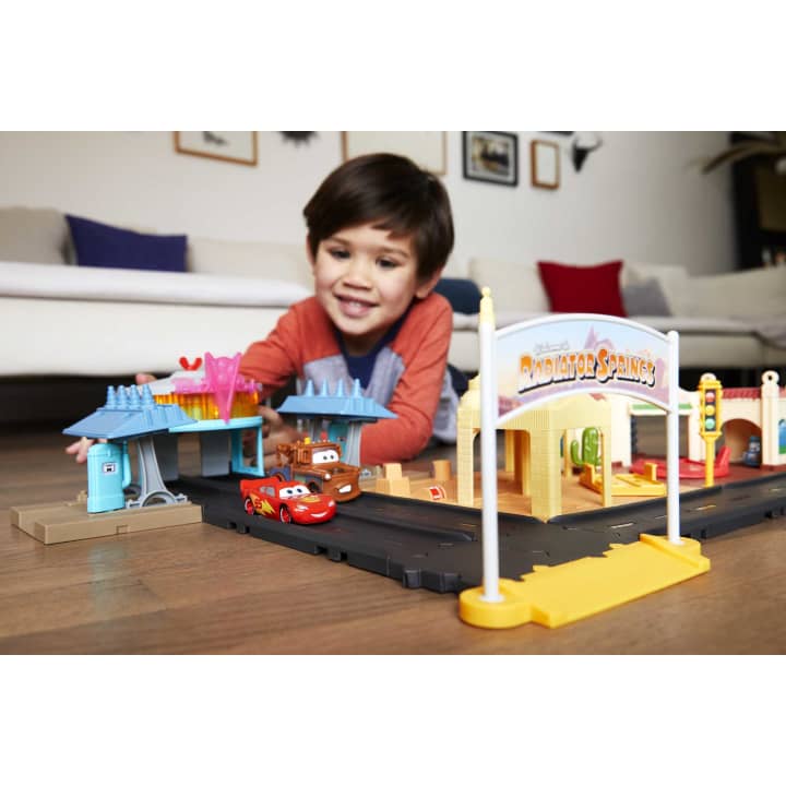 Hot! Disney Pixar Cars On The Road Radiator Springs Tour Playset