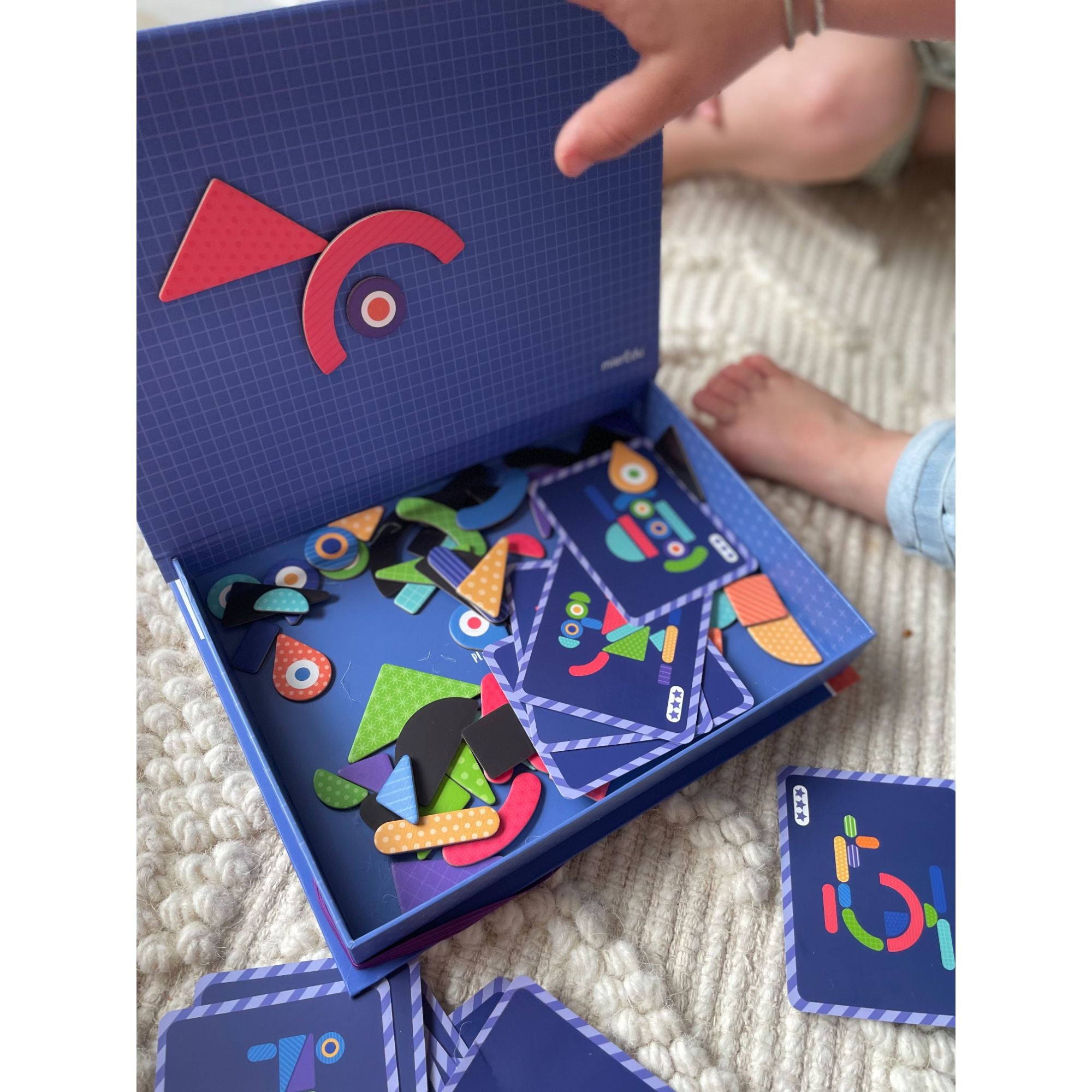 Portable MierEdu Educational Magnetic Art Case with Shapes for Kids