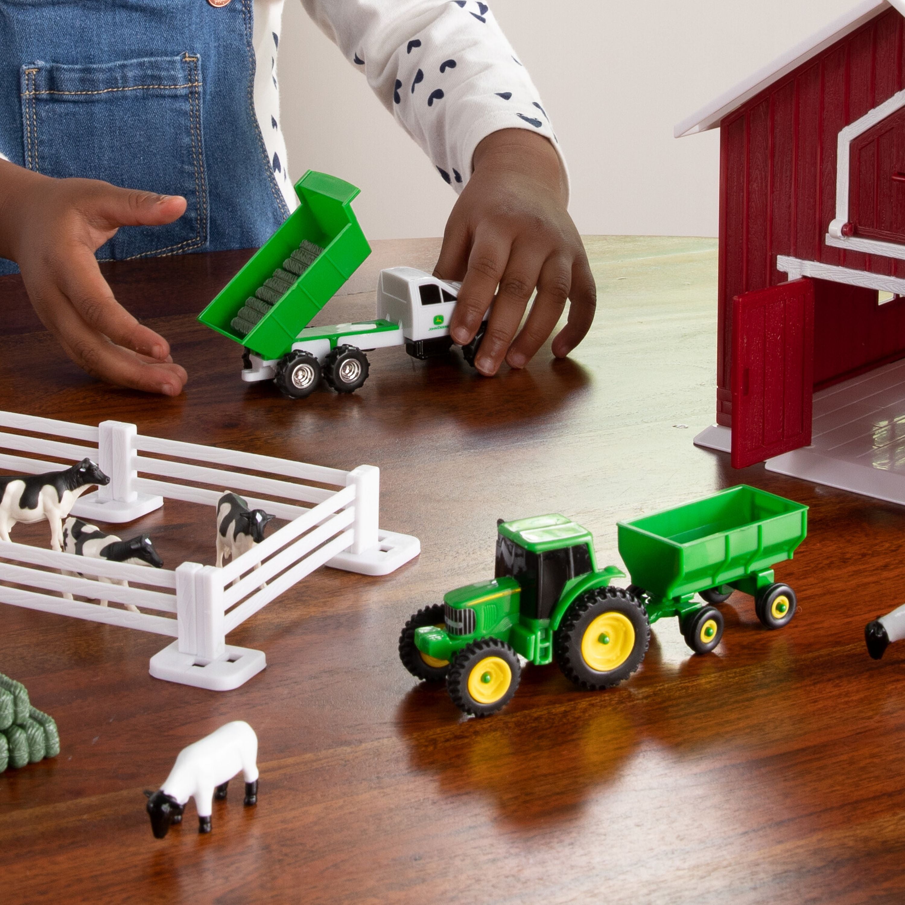 Hot! John Deere 24-Piece 1:64 Red Barn Playset