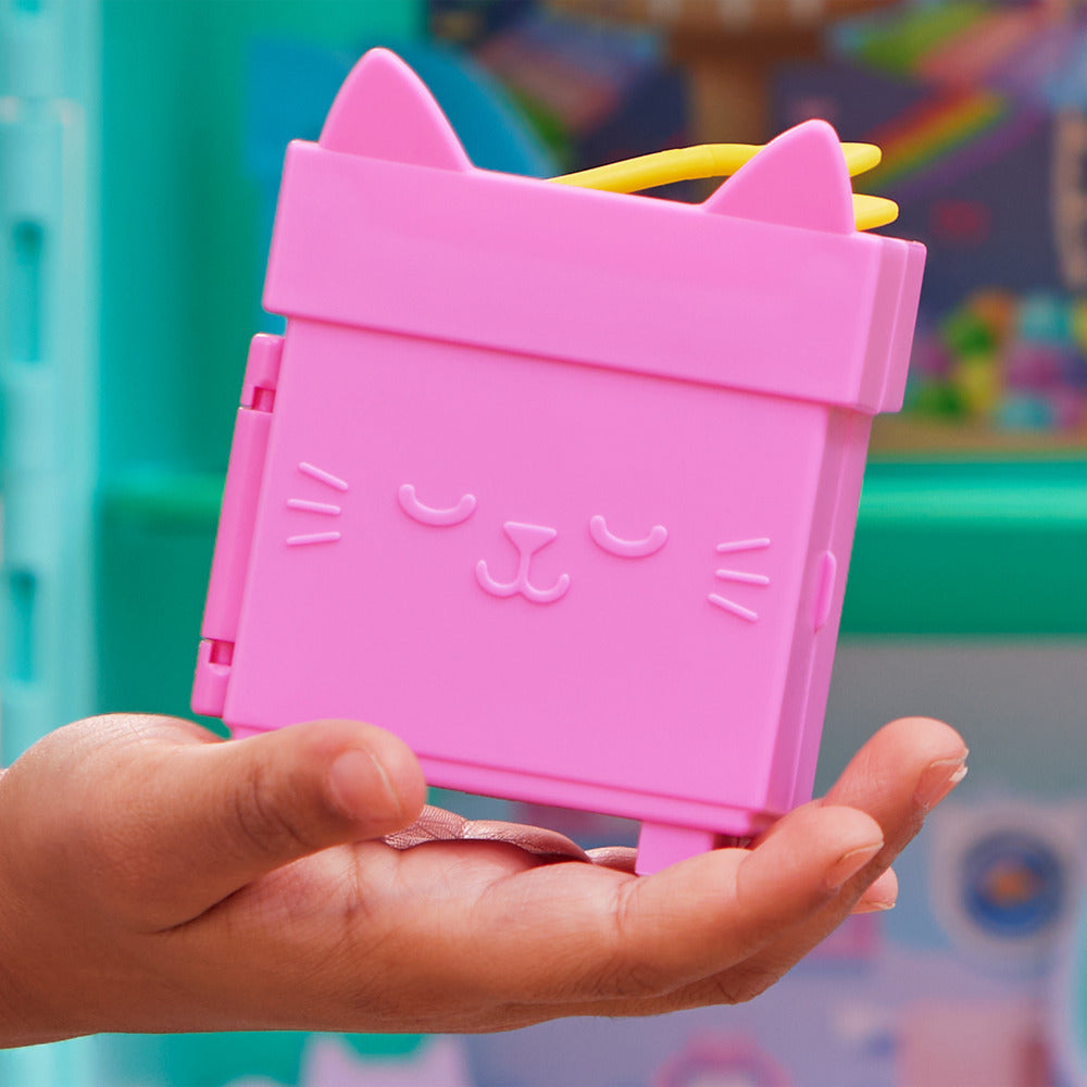 Gabby's Dollhouse Clip-On Portable Mini Playset - Featuring Baby Box Cat